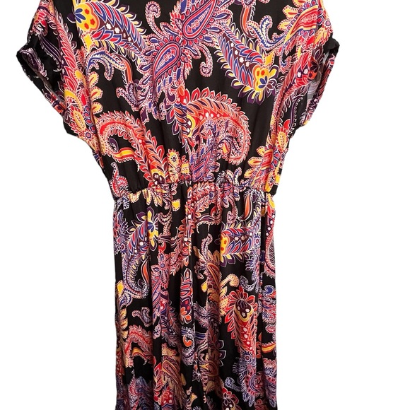 NWOT Short sleeve dress multi colour. 42” from the shoulder to the bottom - Picture 4 of 7